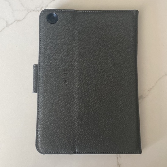 3/$10 Belkin iPad mini pebble gray cover with stand - Picture 4 of 8